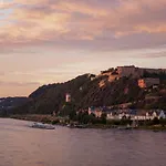 Sleek Minutes Away From Deutsches Eck Apartament