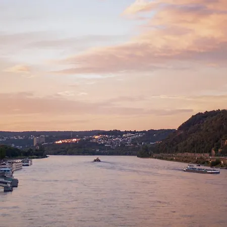 Sleek Minutes Away From Deutsches Eck Διαμέρισμα