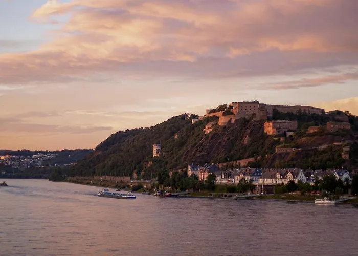 Sleek Minutes Away From Deutsches Eck Διαμέρισμα