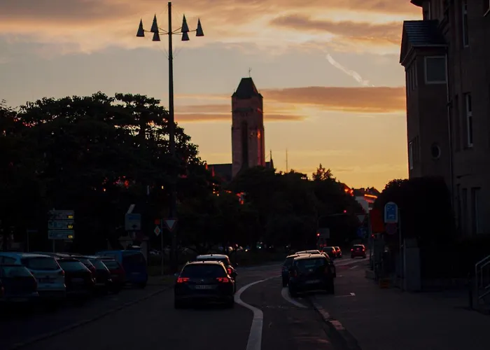 Sleek Minutes Away From Deutsches Eck Διαμέρισμα