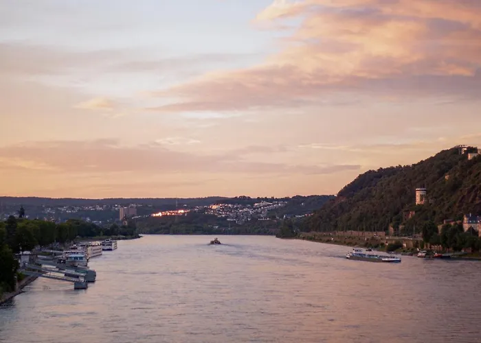 Sleek Minutes Away From Deutsches Eck Διαμέρισμα